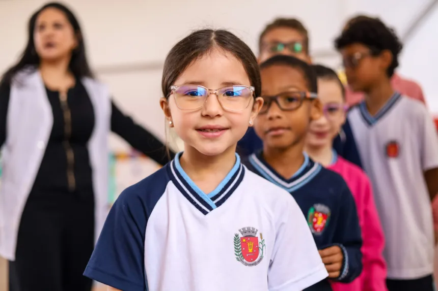 Programa 'Olhando para o Futuro' transforma a vida de crianças com nova entrega de óculos na rede municipal