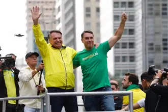 Ex-presidente Jair Bolsonaro e o senador Flávio Bolsonaro