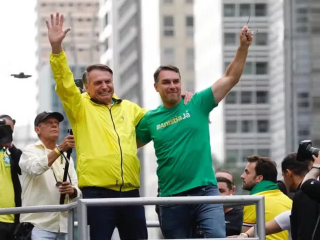Ex-presidente Jair Bolsonaro e o senador Flávio Bolsonaro