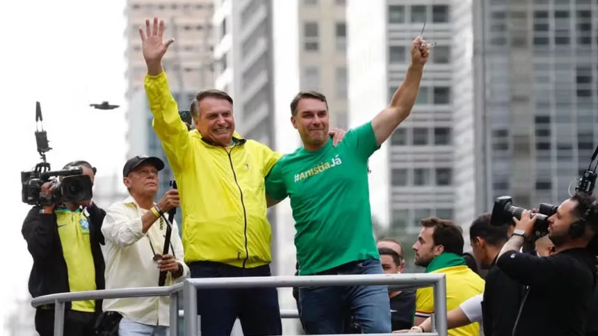 Ex-presidente Jair Bolsonaro e o senador Flávio Bolsonaro