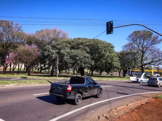 Para melhorar fluidez no trânsito, rotatória da PR-317 com a Avenida Paranavaí recebe nova programação de semáforos