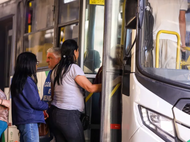 Linha exclusiva de ônibus do transporte coletivo