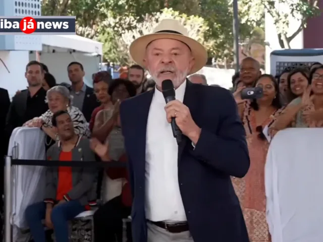 Com um pé atrás: após taxação de 25% dos EUA, Lula diz que só se pronunciará quando Trump falar