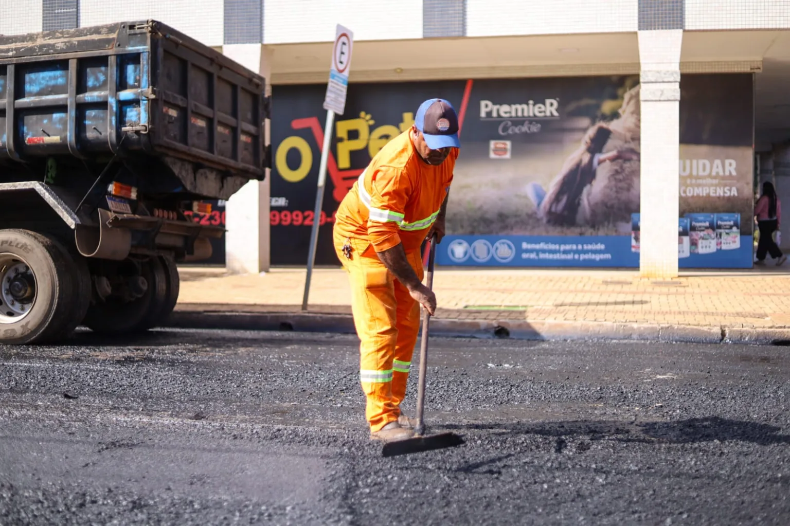 Obras de recapeamento asfáltico na Avenida Gastão Vidigal em Maringá