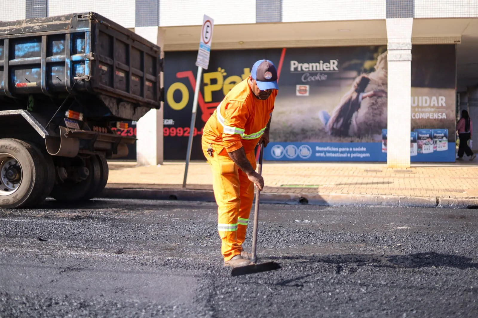 Obras de recapeamento asfáltico na Avenida Gastão Vidigal em Maringá