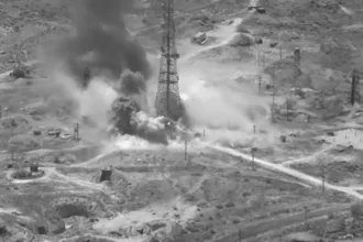 Conflito no Oriente Médio atinge nível crítico com bombardeios dos EUA perto de Teerã e ameaça a porto estratégico