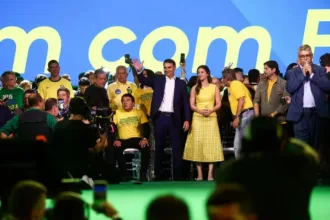 PL oficializa candidatura de Flávio Bolsonaro à Presidência em convenção marcada por apoios internacionais e uso de IA