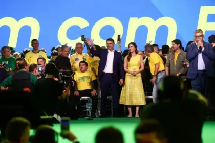 PL oficializa candidatura de Flávio Bolsonaro à Presidência em convenção marcada por apoios internacionais e uso de IA