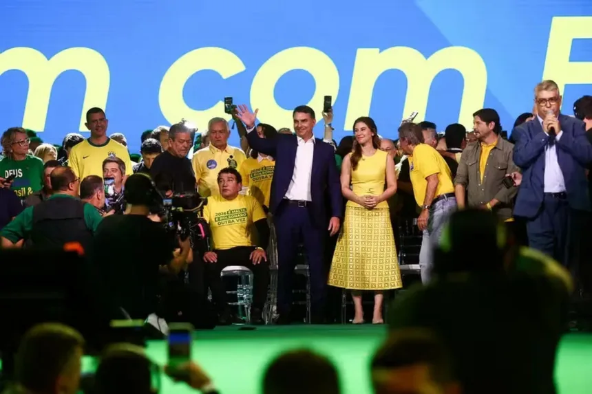 PL oficializa candidatura de Flávio Bolsonaro à Presidência em convenção marcada por apoios internacionais e uso de IA