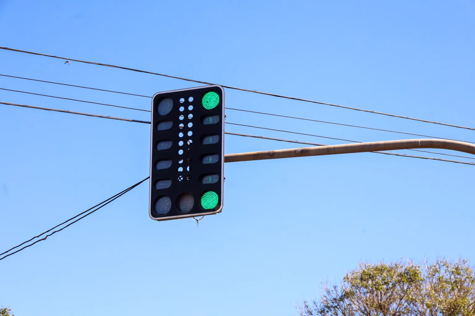 Prefeitura de Maringá instala semáforos na Avenida Pedro Taques com as marginais do Contorno Norte