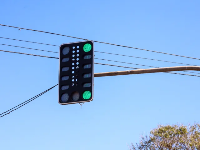 Prefeitura de Maringá instala semáforos na Avenida Pedro Taques com as marginais do Contorno Norte