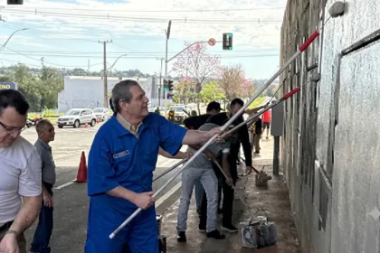 Silvio Barros mobiliza voluntários para repintar o Viaduto Pedro Taques após instalação de semáforos
