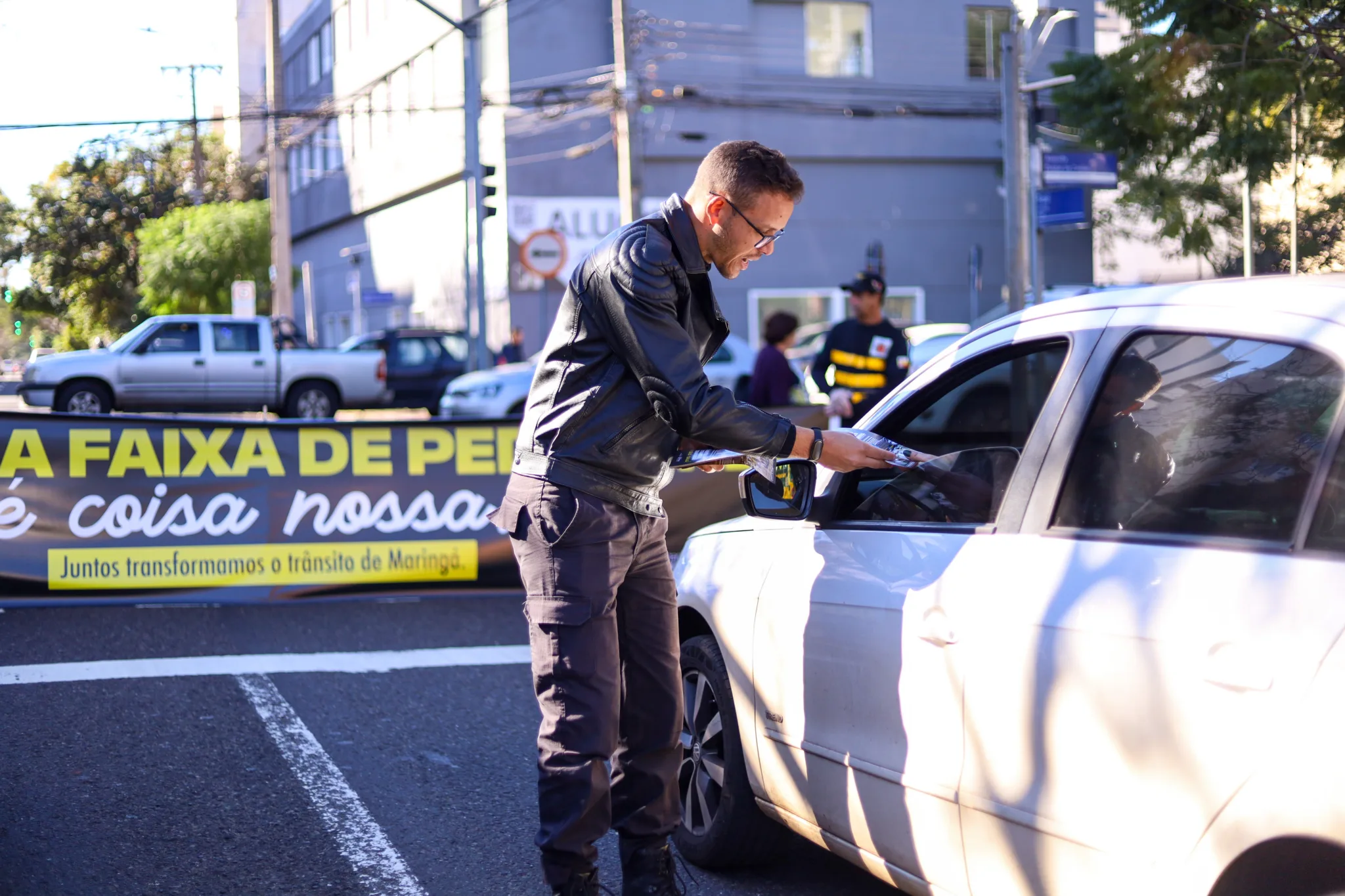 Blitze educativas da Prefeitura de Maringá orientam condutores a dar preferência aos pedestres na faixa