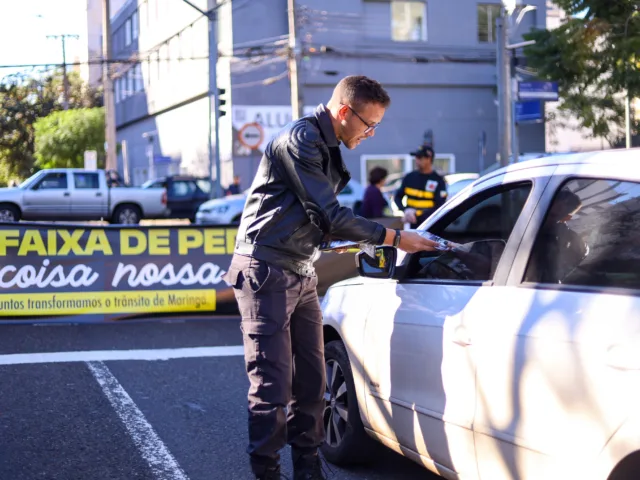 Blitze educativas da Prefeitura de Maringá orientam condutores a dar preferência aos pedestres na faixa