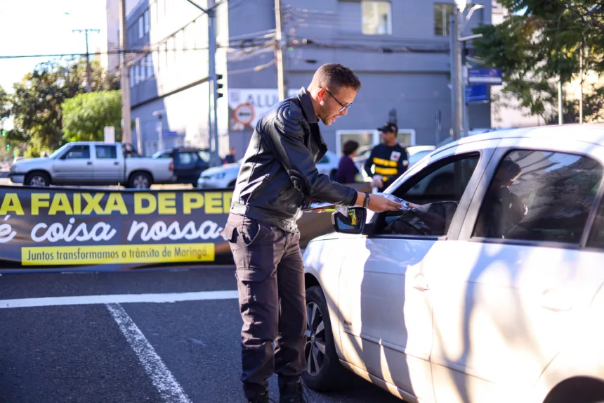 Blitze educativas da Prefeitura de Maringá orientam condutores a dar preferência aos pedestres na faixa