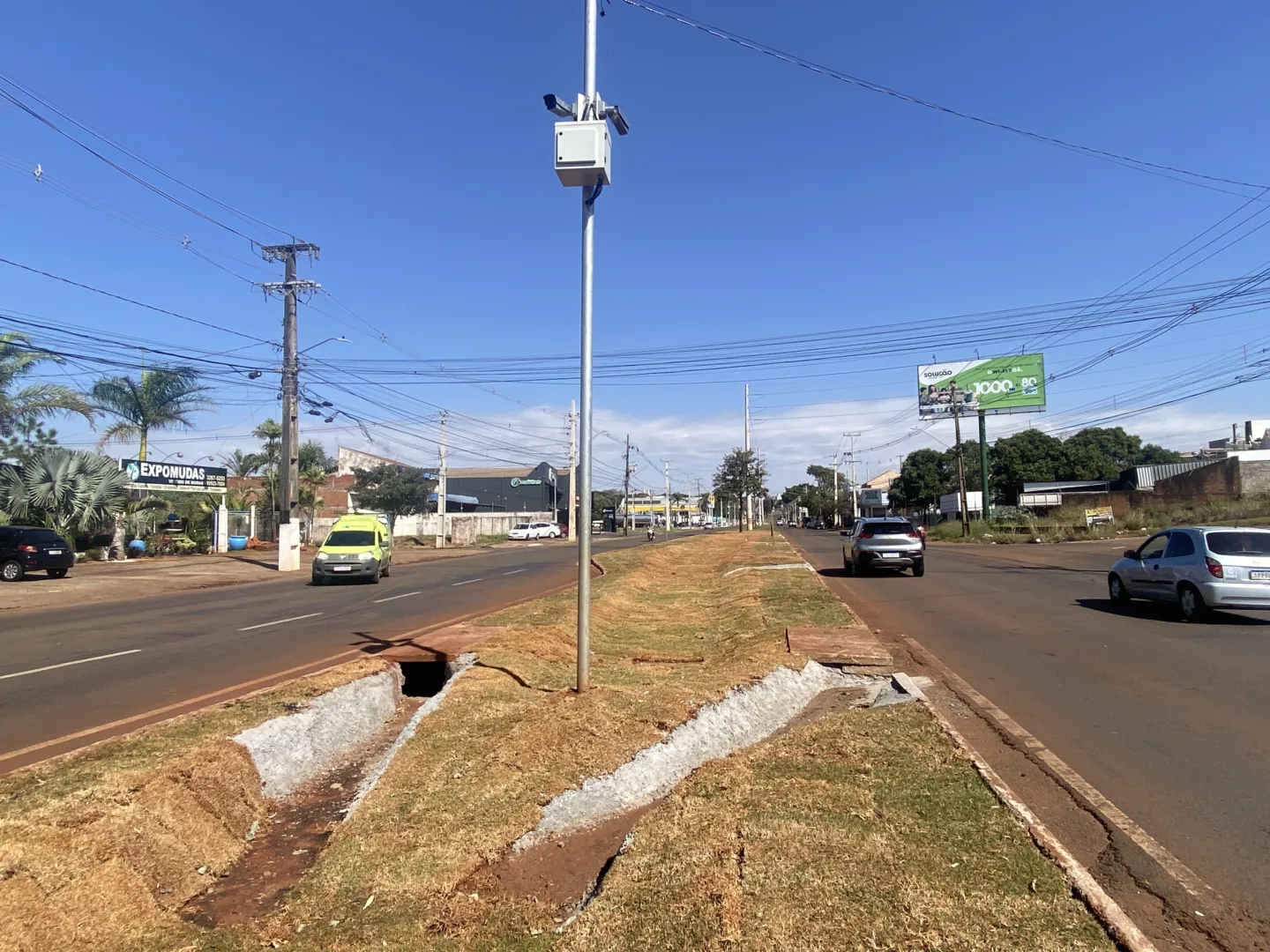 Valeta construída no canteiro central complementa conjunto de obras já executadas

(Crédito: Lucas Barbosa/PMM)