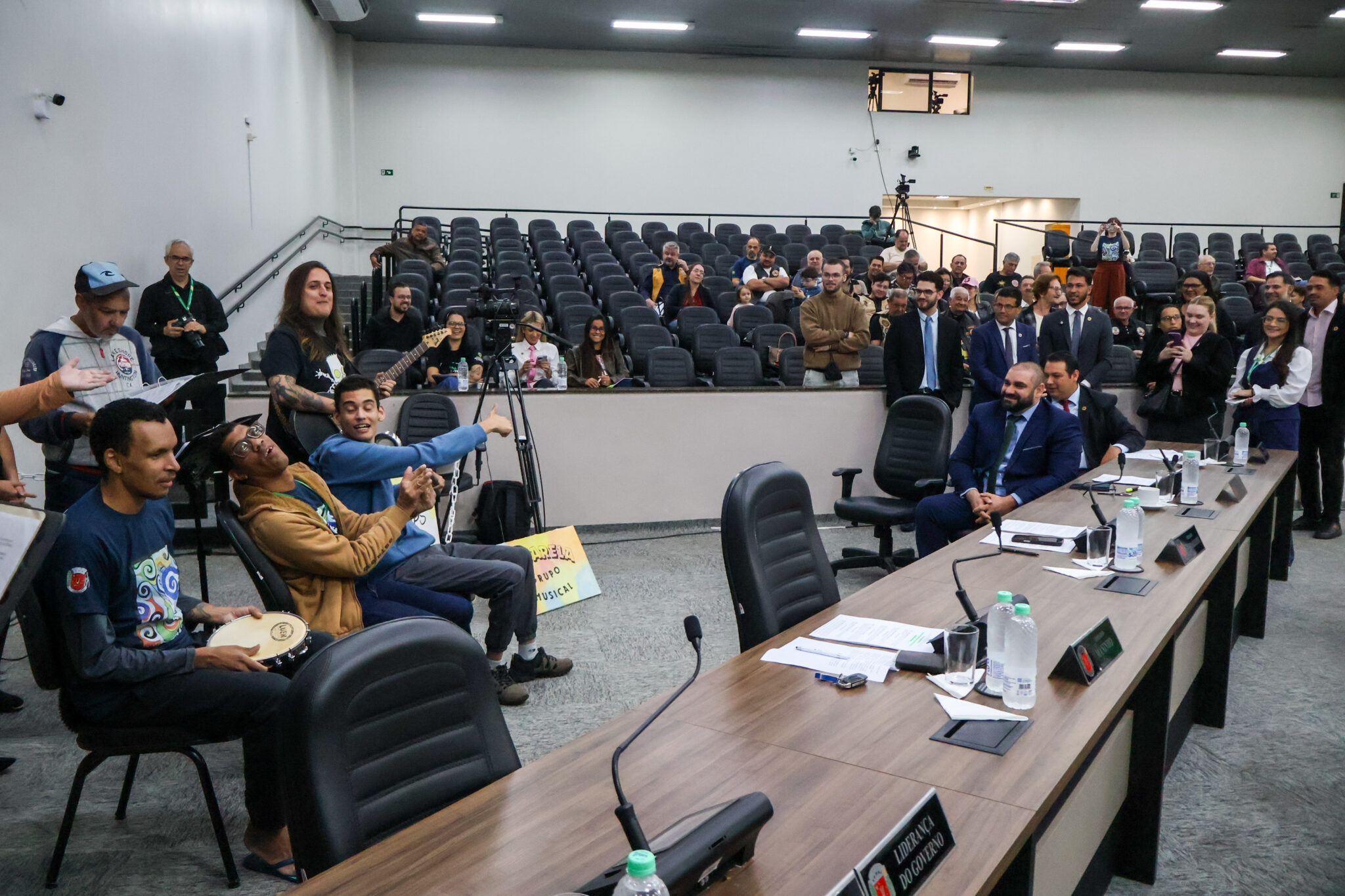 Projeto Aquarela apresenta trabalho de musicoterapia do Caps III em sessão da Câmara de Vereadores