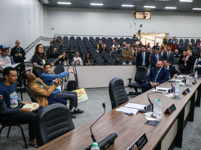 Projeto Aquarela apresenta trabalho de musicoterapia do Caps III em sessão da Câmara de Vereadores