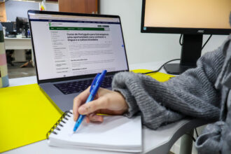 curso gratuito de língua portuguesa e cultura brasileira.