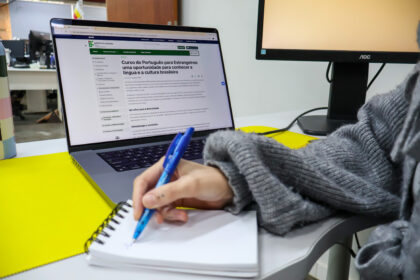 curso gratuito de língua portuguesa e cultura brasileira.