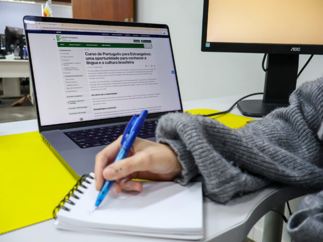 curso gratuito de língua portuguesa e cultura brasileira.