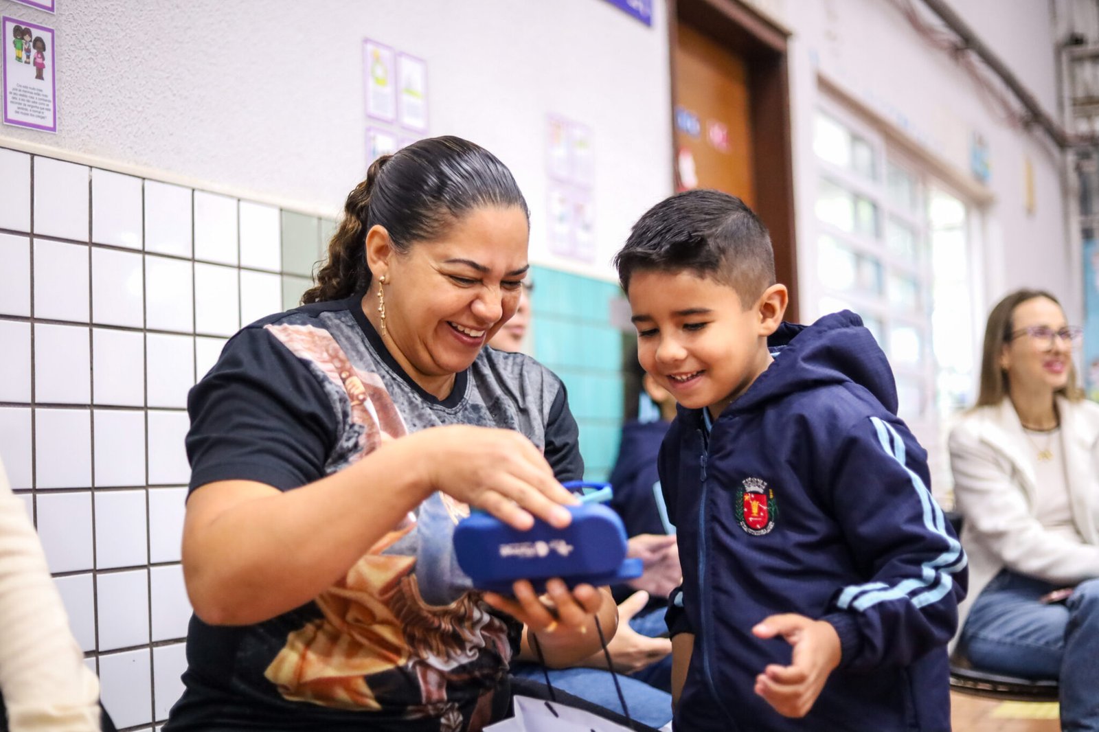 studantes recebem óculos gratuitos