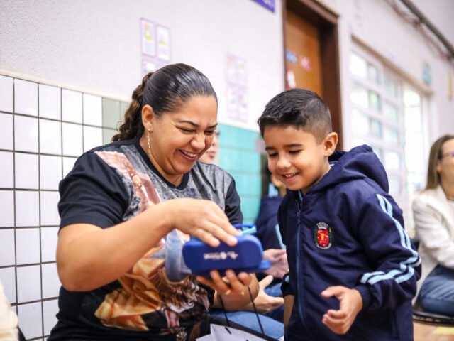 studantes recebem óculos gratuitos