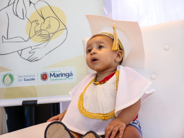Formatura de bebês que receberam leite materno