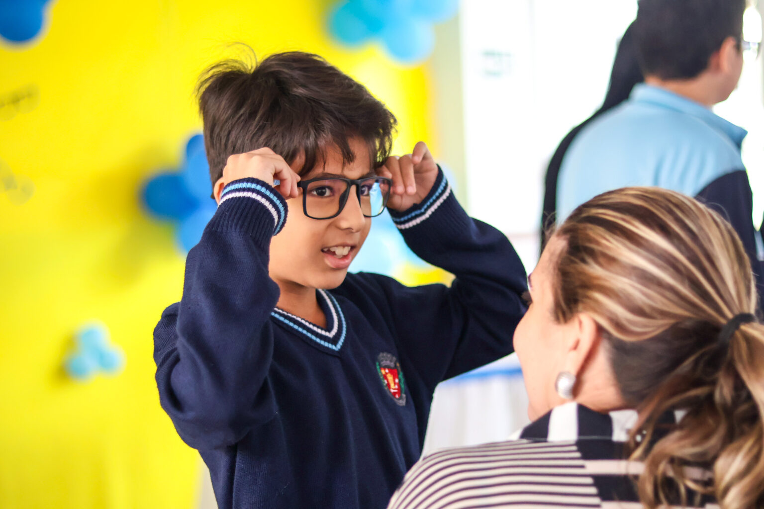 Programa ‘Olhando para o Futuro’ beneficia mais 52 estudantes com entrega de óculos gratuitos