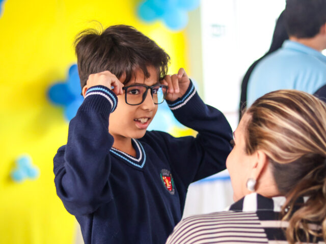 Programa ‘Olhando para o Futuro’ beneficia mais 52 estudantes com entrega de óculos gratuitos