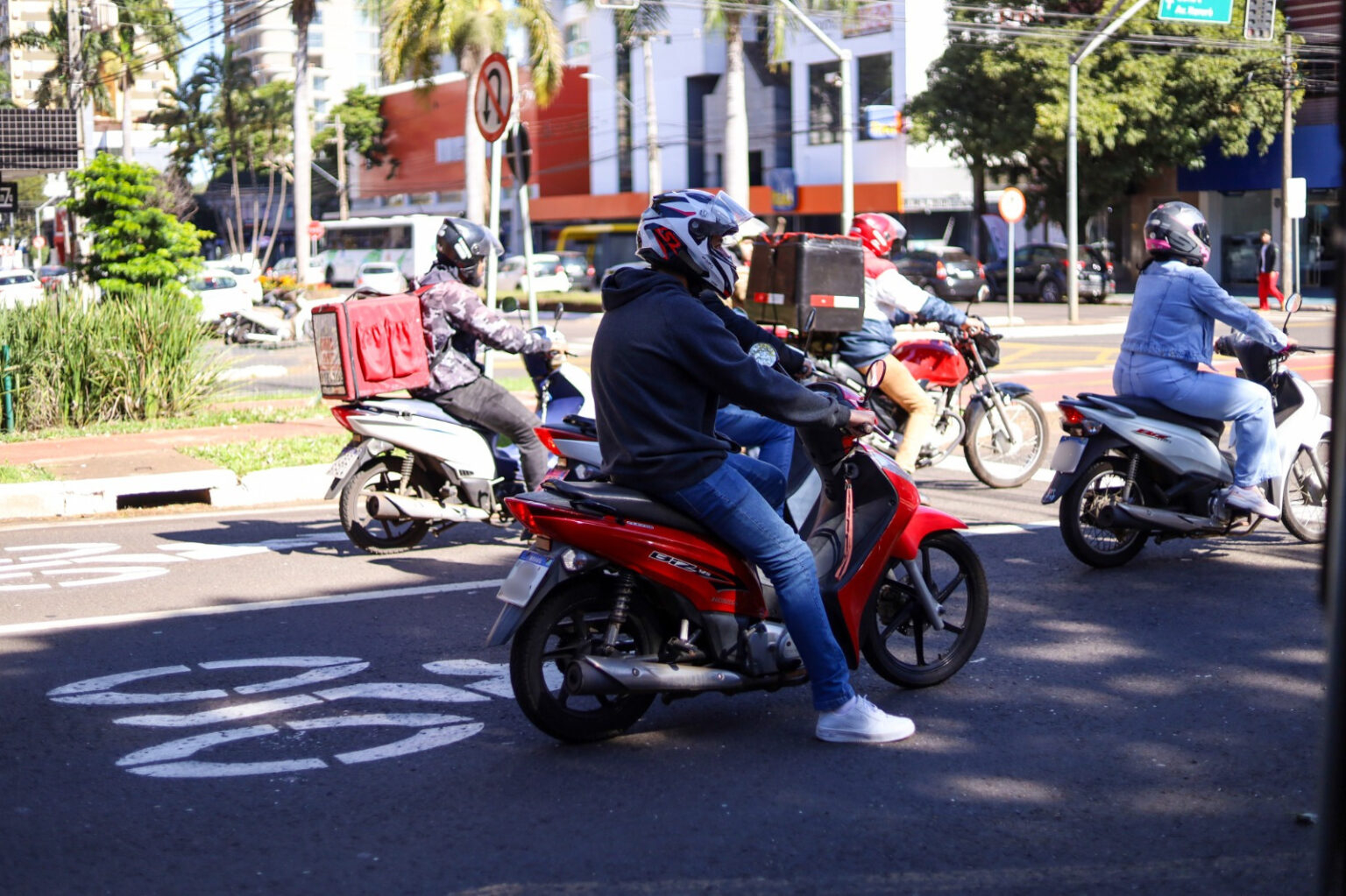 Rapaz em uma moto