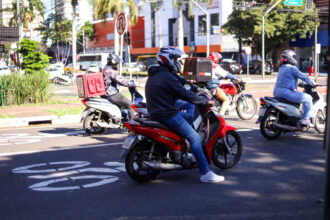 Rapaz em uma moto