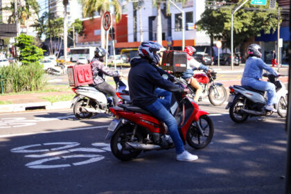 Rapaz em uma moto