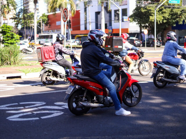 Rapaz em uma moto