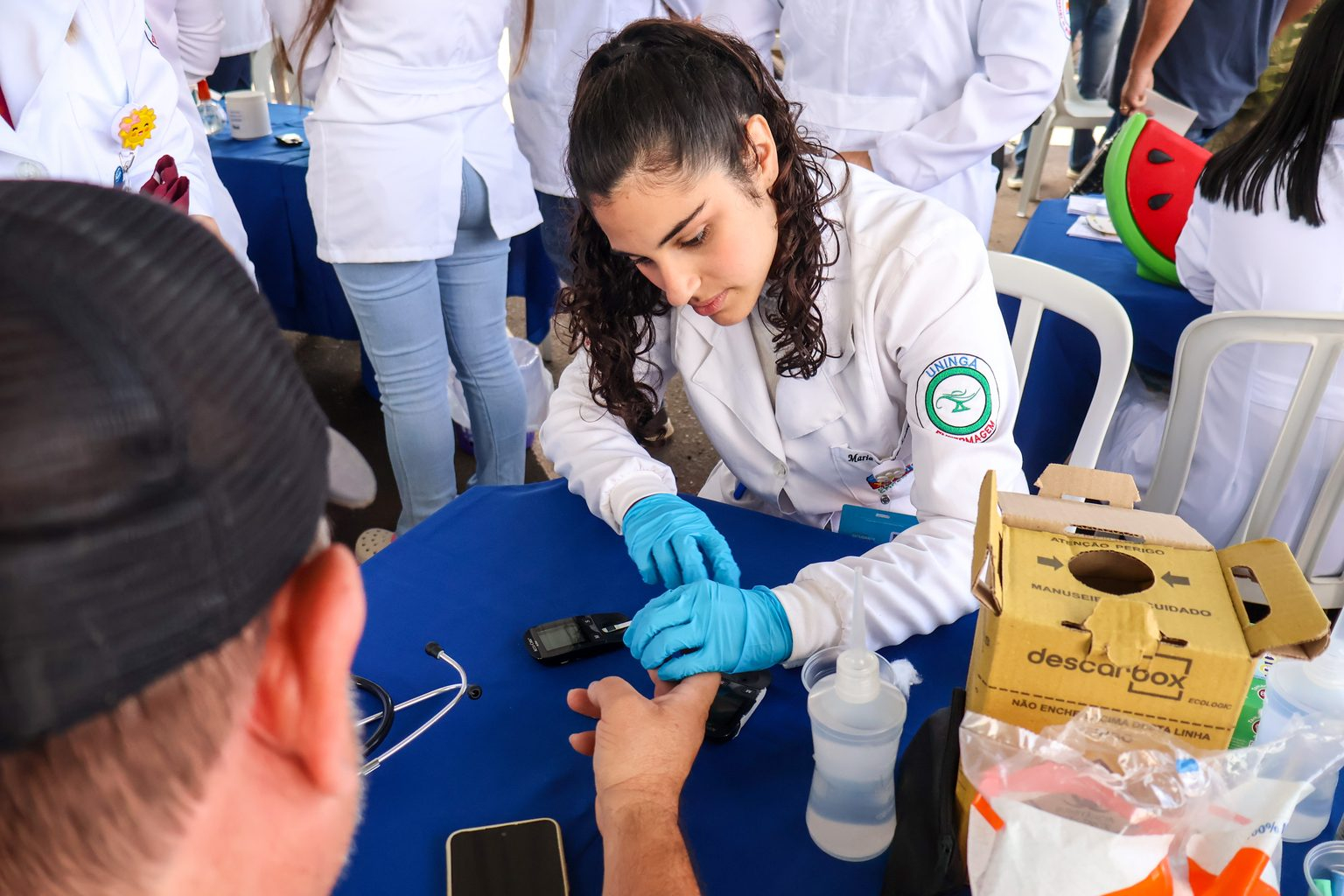 Caminhoneiros recebem atendimento em saúde durante passagem por Maringá