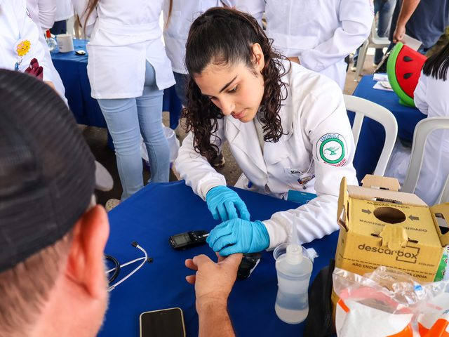 Caminhoneiros recebem atendimento em saúde durante passagem por Maringá