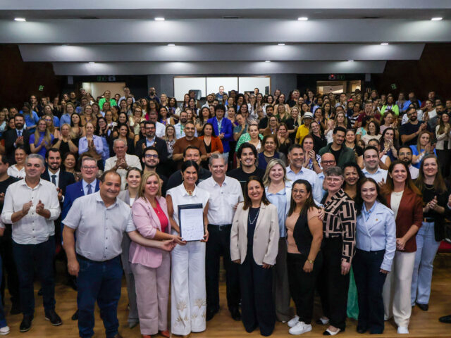 Maringá avança no reconhecimento aos profissionais que fazem a educação