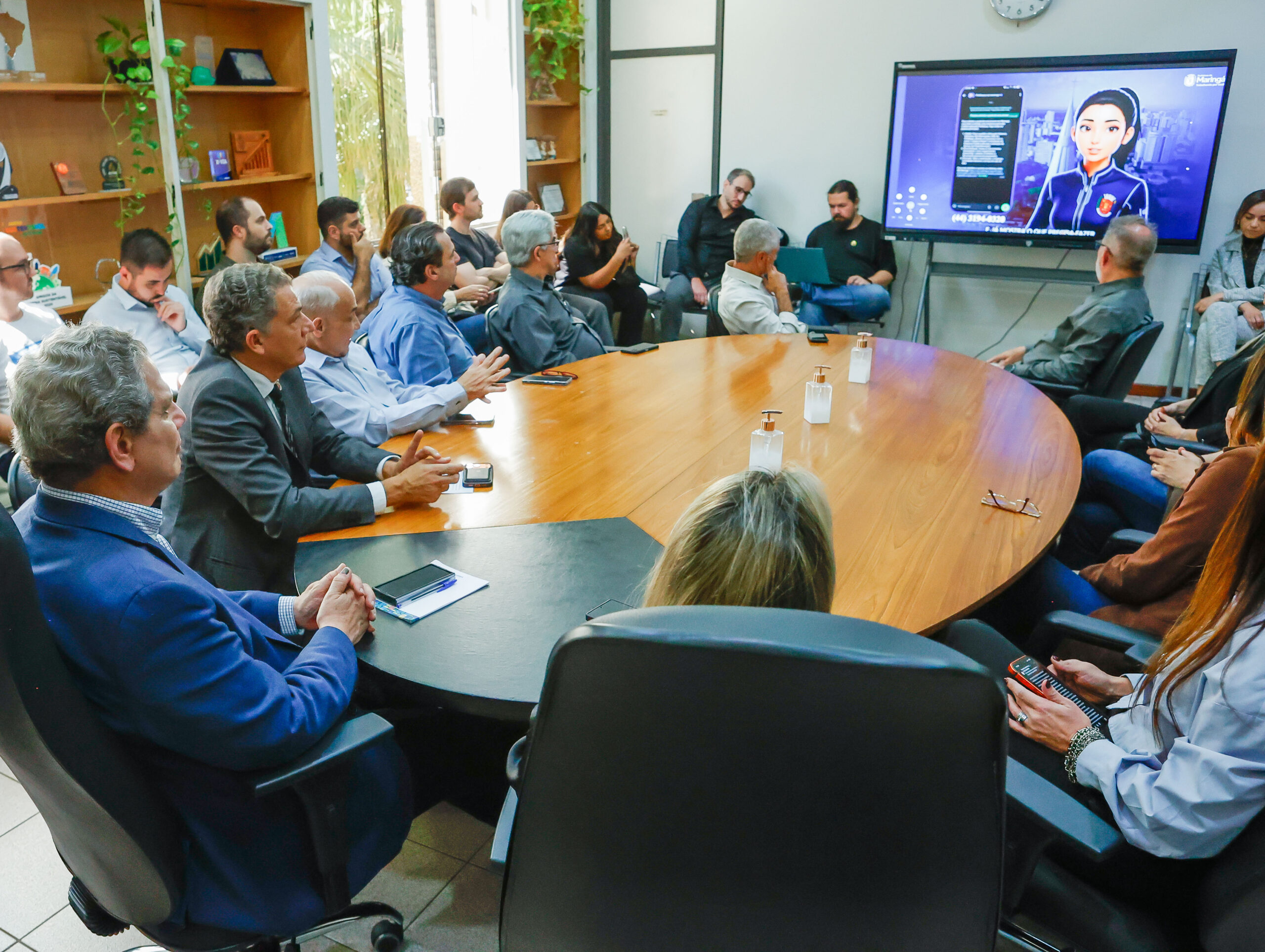 Prefeitura de Maringá lança ‘Mari’, assistente virtual com IA para atendimento via WhatsApp