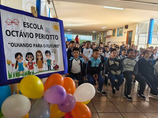 Programa ‘Olhando para o Futuro’ realiza entrega de óculos a estudantes da Escola Octávio Periotto