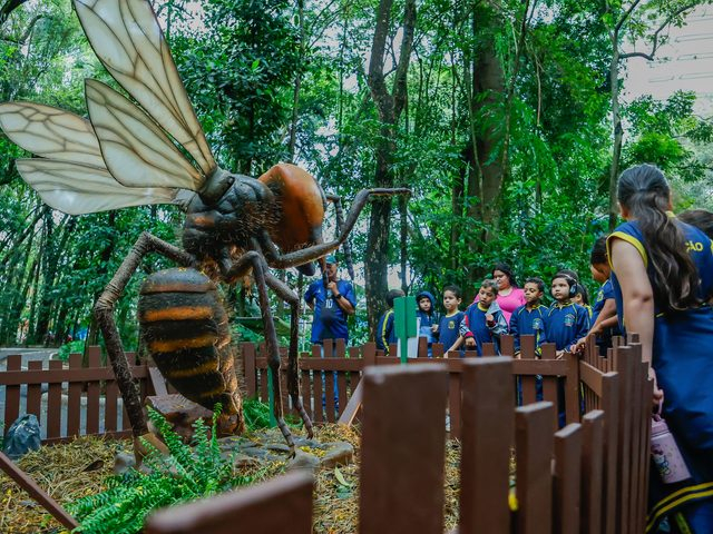 Pessoas com deficiência conhecem Exposição ‘Primavera Encantada: Natureza Gigante’