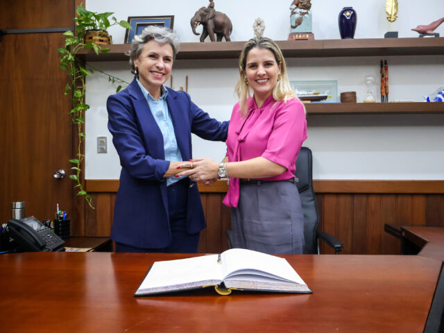 A prefeita em exercício Majô Capdeboscq transmitiu o comando da Prefeitura para a vice-prefeita Sandra Jacovós