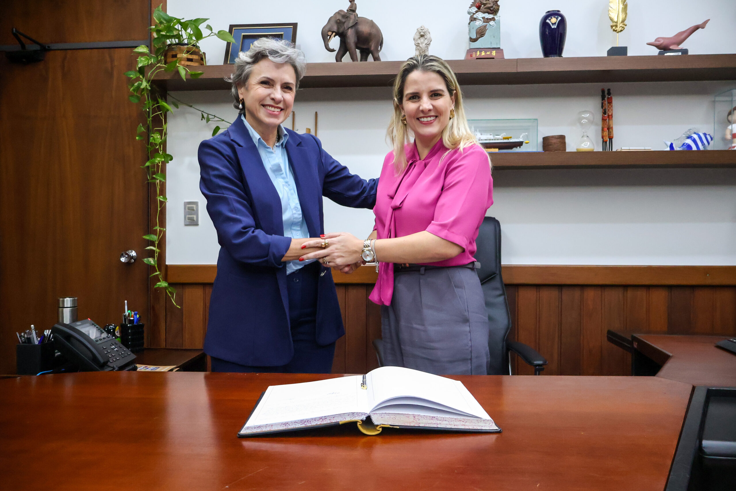 A prefeita em exercício Majô Capdeboscq transmitiu o comando da Prefeitura para a vice-prefeita Sandra Jacovós