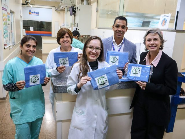 Material descartado em cirurgias ganha novo uso e vira bolsas para pacientes do Hospital Municipal