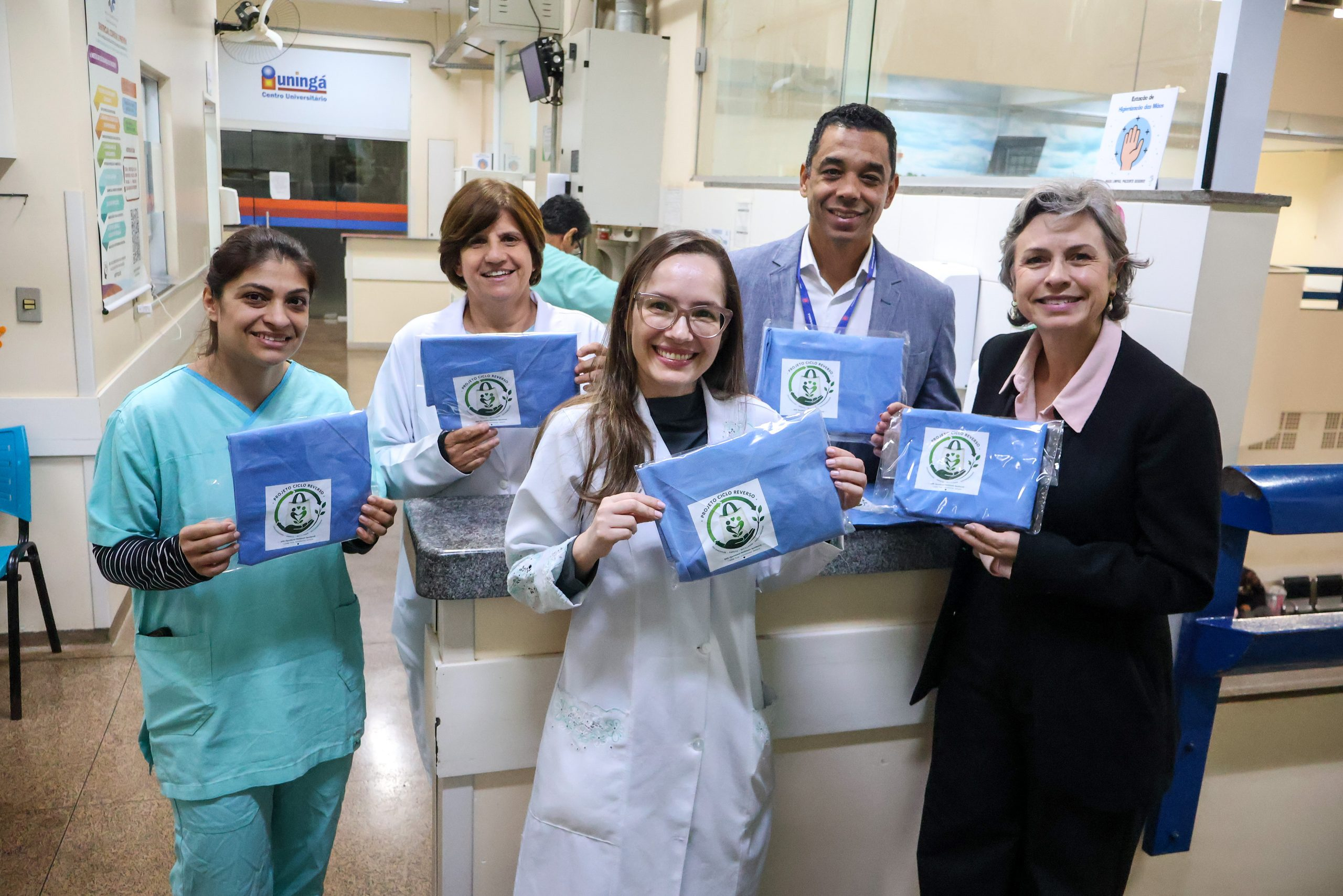 Material descartado em cirurgias ganha novo uso e vira bolsas para pacientes do Hospital Municipal