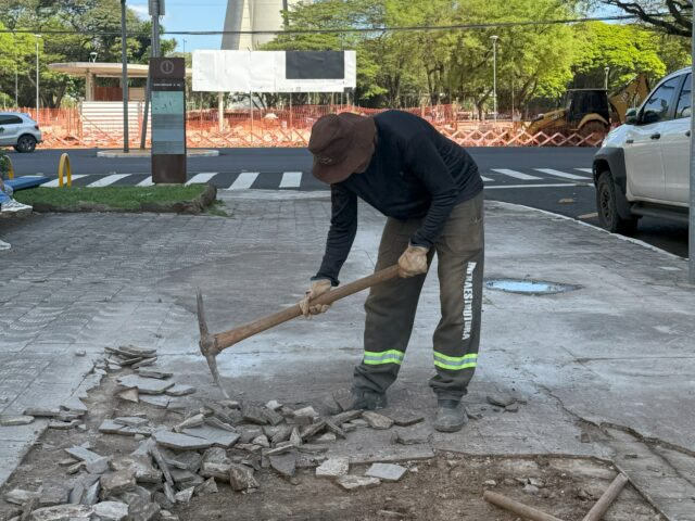 Manutenção no canteiro central da Avenida Getúlio Vargas