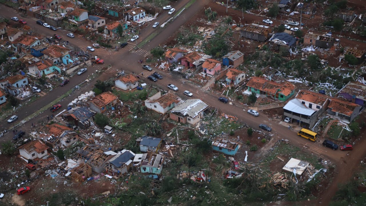 Estado propõe lei com auxílio de R$ 50 mil por família para agilizar ajuda a cidades atingidas por tornado