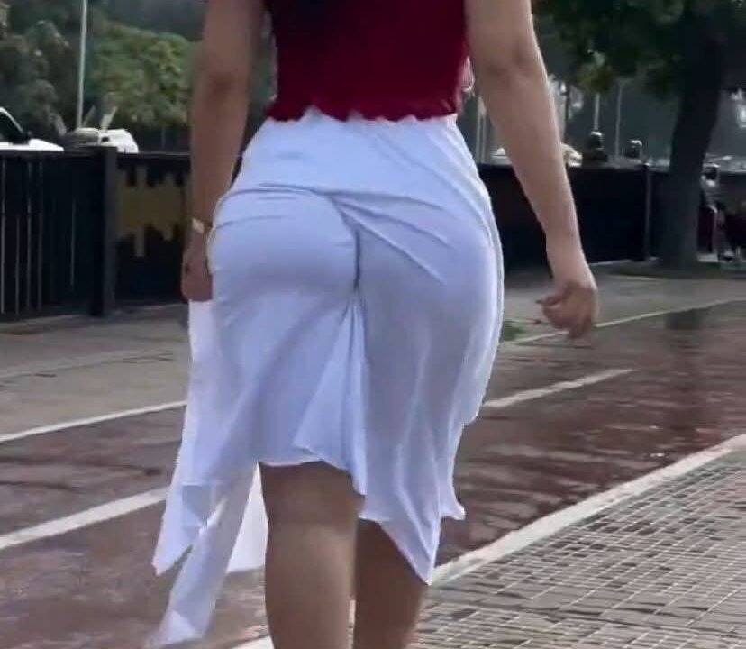 Mulher usando vestido "colado na bunda"