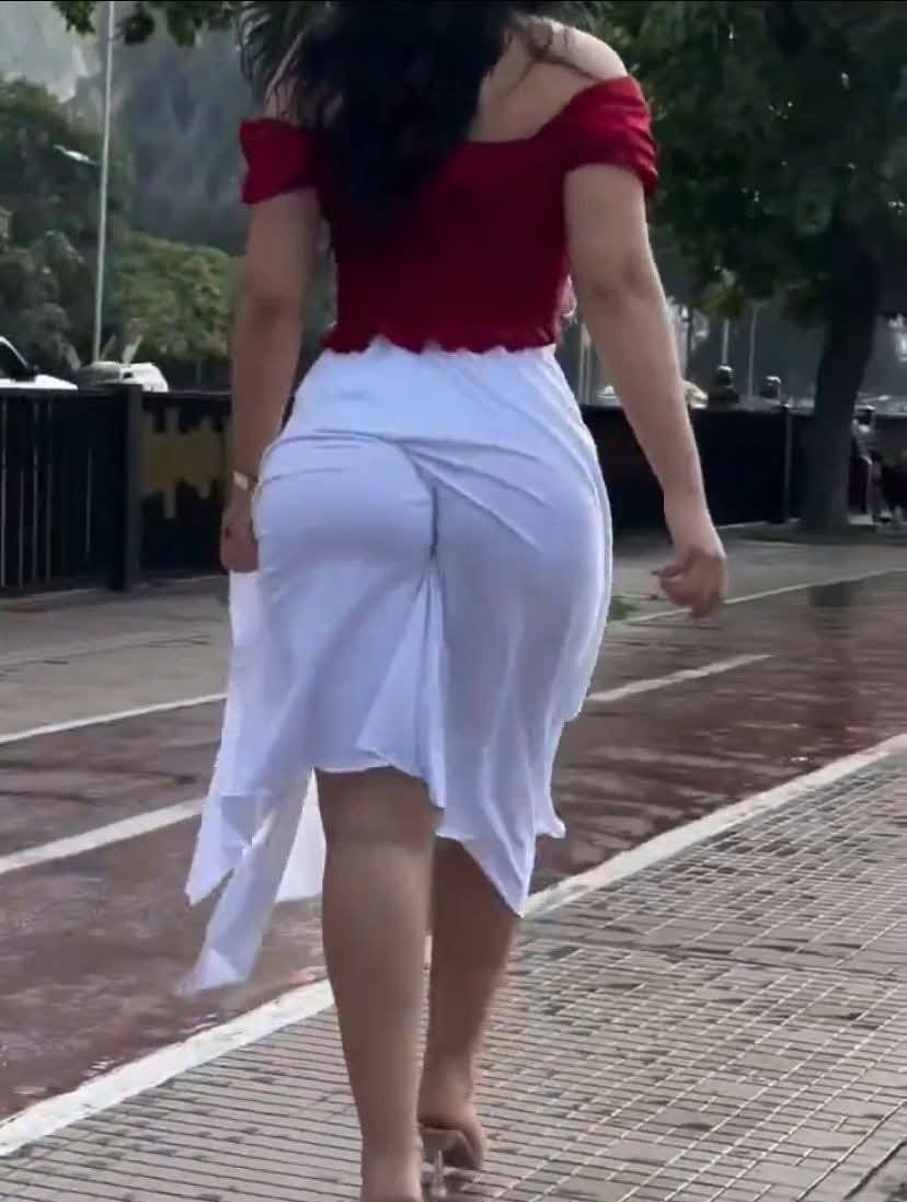 Mulher usando vestido "colado na bunda"
