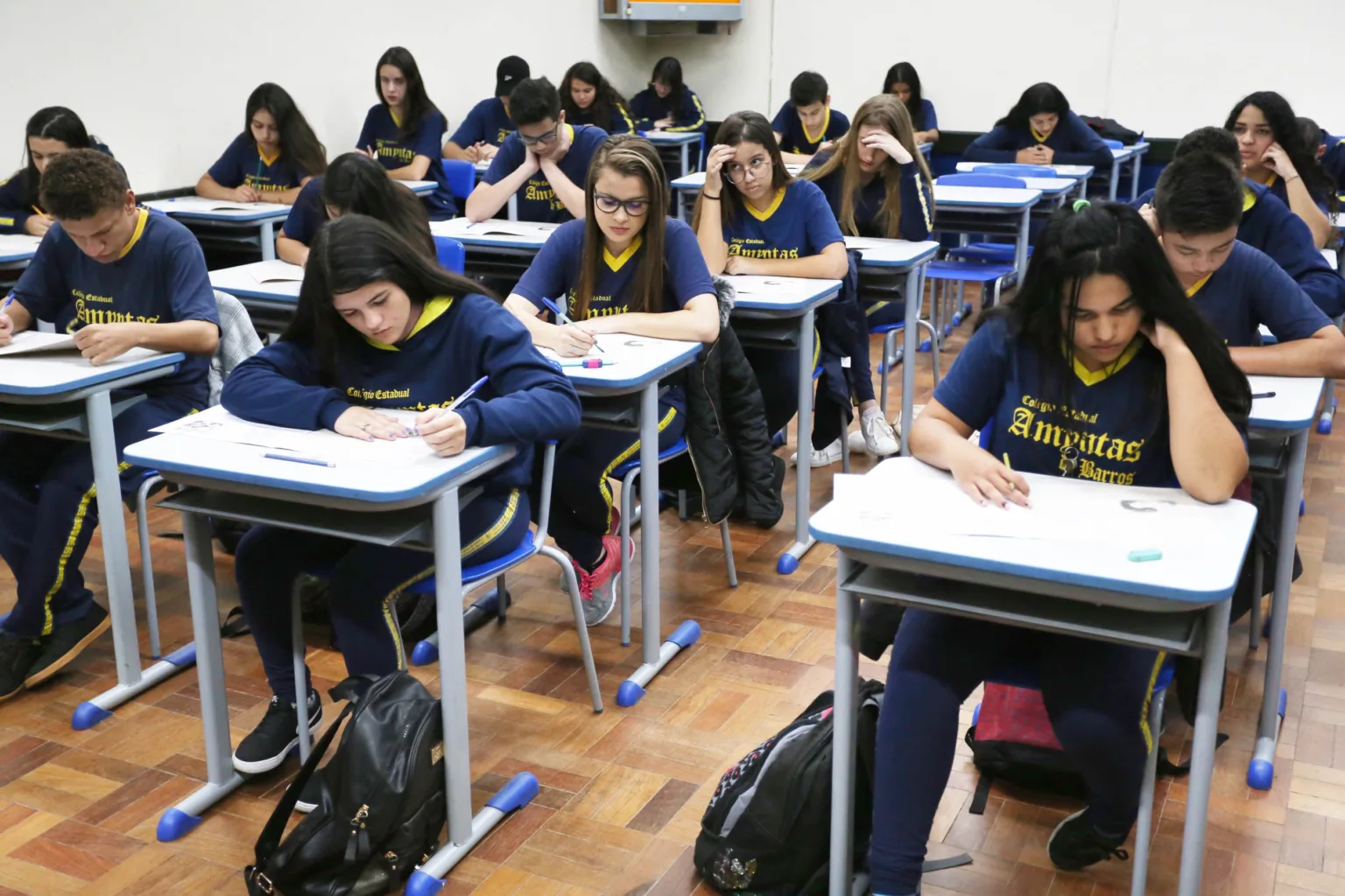 Paraná reduz abandono e atraso escolar e se destaca entre os melhores do Brasil