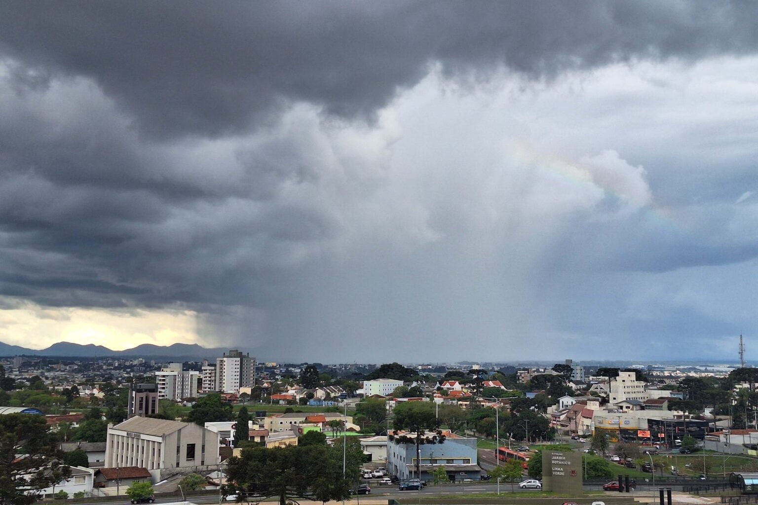 Tudo o que você precisa saber sobre tornados, supercélulas ou microexplosões